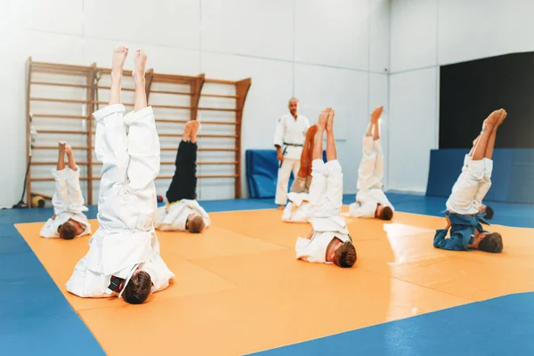 Fiúk Kimonó Így Fejjel Lefelé Gyakorlása Gyerekek Judo Képzés — Stock Fotó