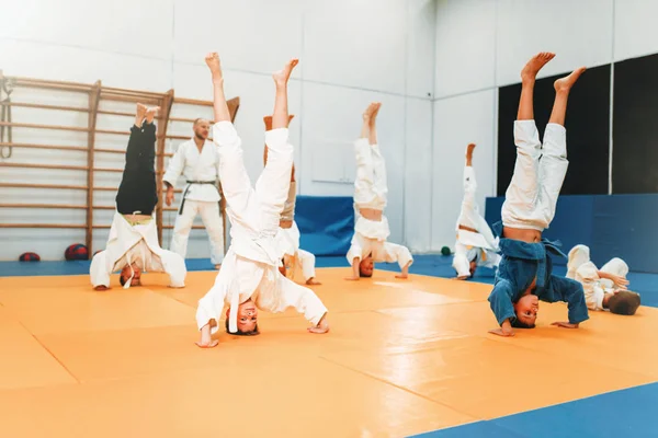 Αγόρια Κιμονό Κάνοντας Ανάποδα Κάτω Άσκηση Παιδιά Εκπαίδευση Τζούντο — Φωτογραφία Αρχείου