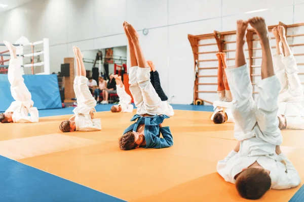 Fiúk Kimonó Így Fejjel Lefelé Gyakorlása Gyerekek Judo Képzés — Stock Fotó