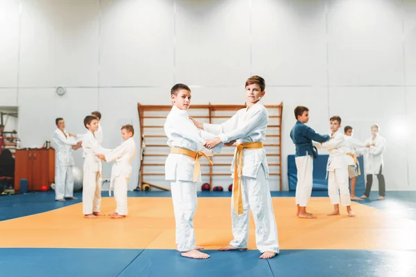 Jongens Kimono Beoefenen Van Martial Art Sport Sportschool — Stockfoto