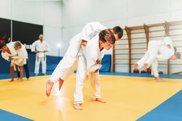 Chicos Kimono Practicando Artes Marciales Gimnasio Deportivo Con Entrenador —  Fotos de Stock