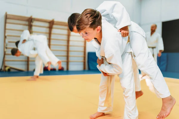 Meninos Quimono Praticando Arte Marcial Ginásio Esporte — Fotografia de Stock