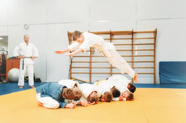 Entrenador Niños Kimono Practicando Arte Marcial Gimnasio Deportivo —  Fotos de Stock