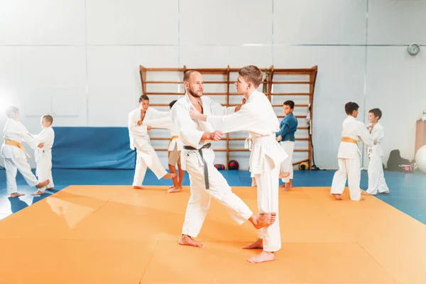 Trainer Und Jungen Kimono Beim Ausüben Der Kampfkunst Der Sporthalle — Stockfoto