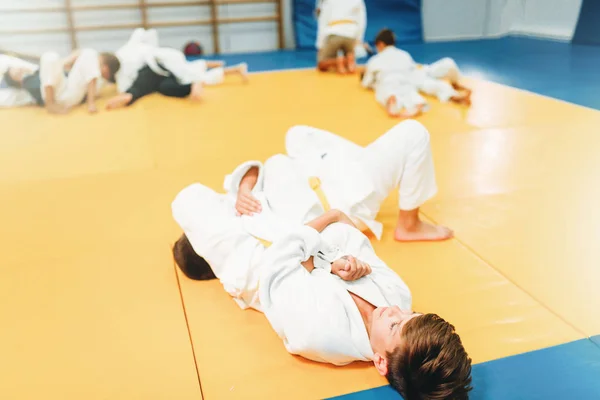 Chicos Kimono Practicando Arte Marcial Gimnasio Deportivo — Foto de Stock