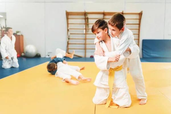 Jungen Kimono Praktizieren Kampfkunst Der Sporthalle — Stockfoto