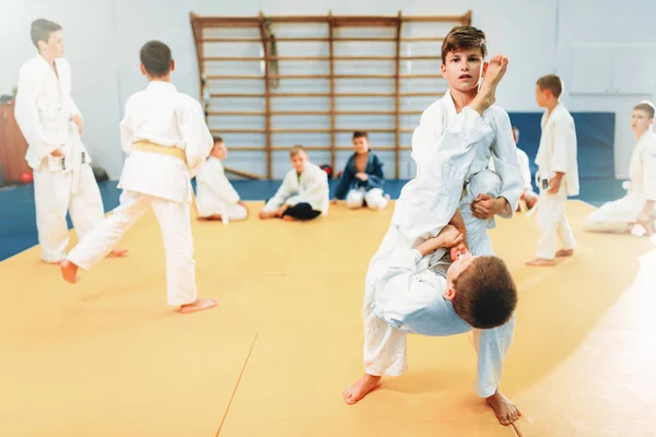 Jungen Kimono Praktizieren Kampfkunst Der Sporthalle — Stockfoto