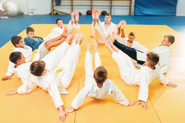 Jungen Kimono Praktizieren Kampfkunst Der Sporthalle — Stockfoto