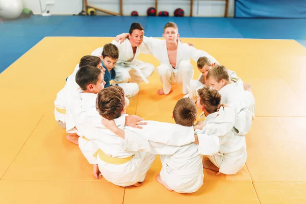 Pojkar Kimono Sitter Golvet Kids Judo Träning — Stockfoto