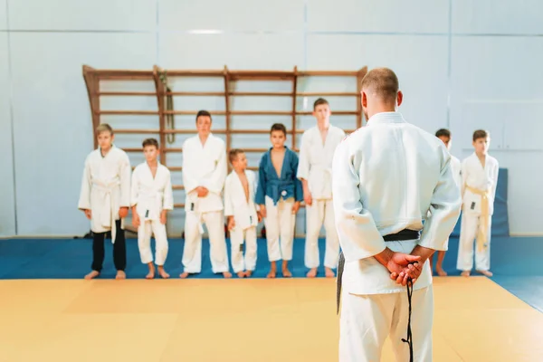 Chicos Kimono Practicando Artes Marciales Gimnasio Deportivo Con Entrenador —  Fotos de Stock