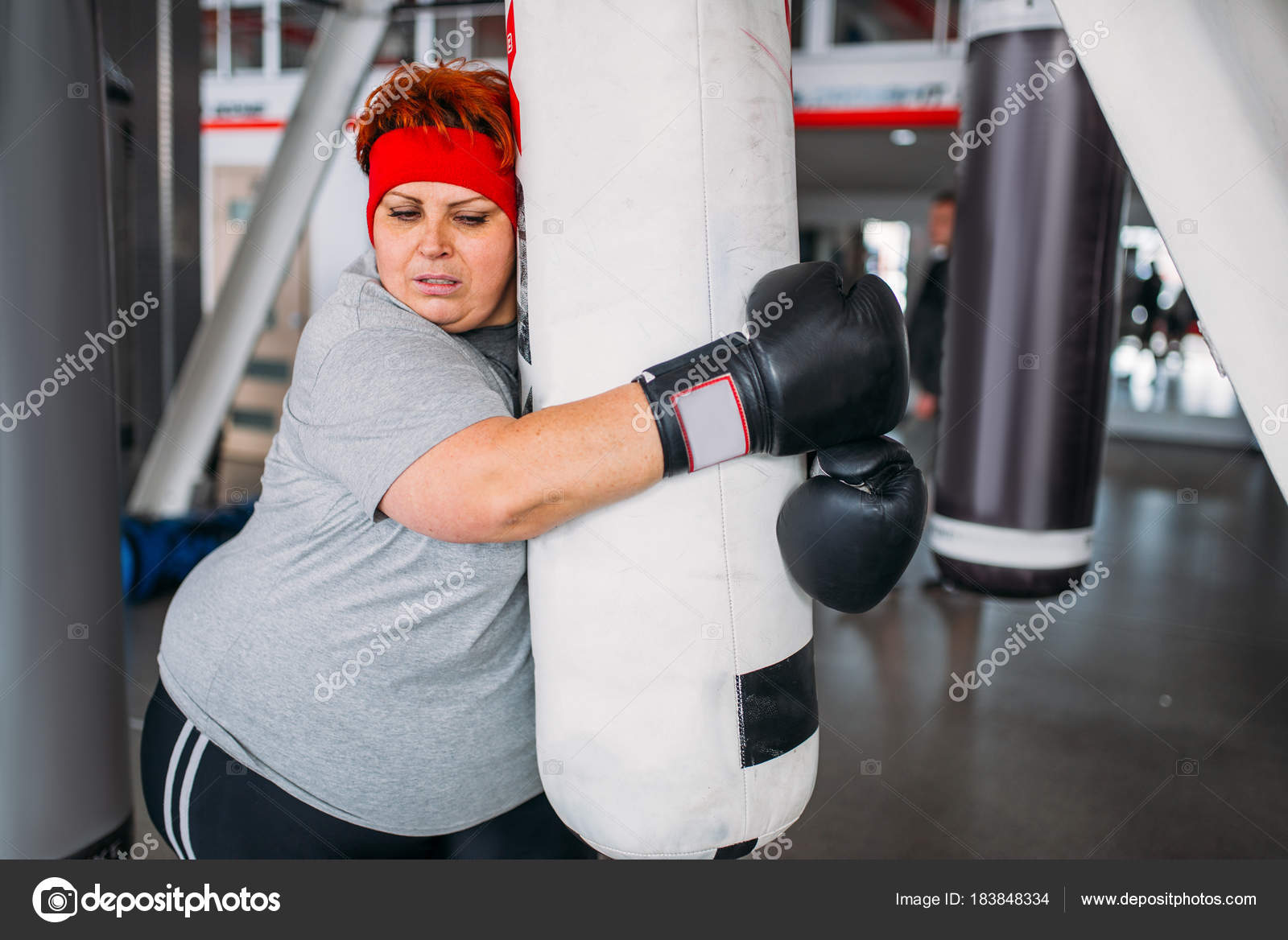 Mujer Gorda Guantes Boxeo Con Saco Boxeo Entrenamiento Gimnasio