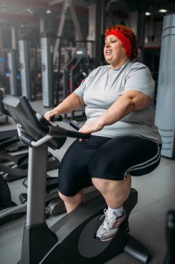 şişman kadın yürüyüş, spor salonunda egzersiz için egzersiz makinesi kullanma