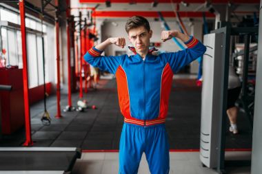 spor salonunda giyen zayıf sıska adam