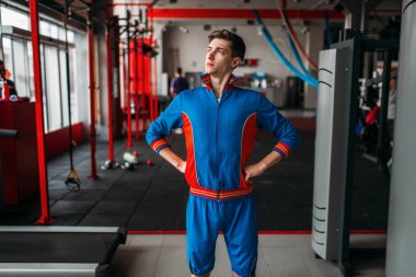 spor salonunda giyen zayıf sıska adam
