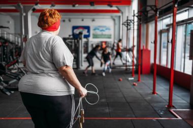 spor salonunda iple atlama tutan şişman Terli kadın