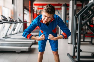 spor salonunda giyen zayıf sıska adam