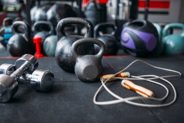 Kettlebells ve halter portre, spor, vücut geliştirme kavramı olarak Spor donatımı