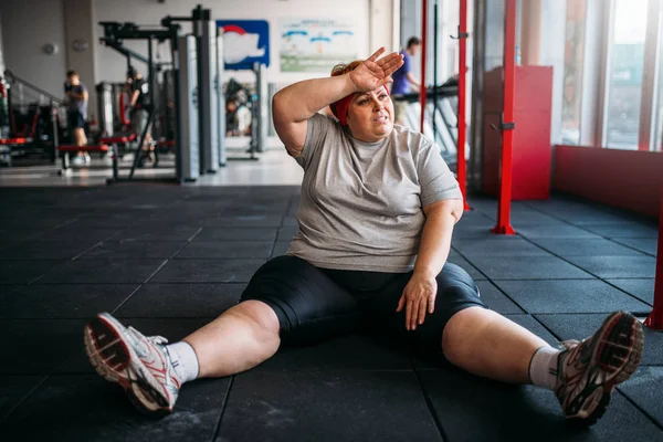 Κουρασμένος Υπέρβαρη Γυναίκα Χωροθέτηση Στο Πάτωμα Στο Γυμναστήριο — Φωτογραφία Αρχείου
