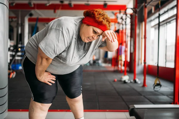 Donna Grassa Stanca Dopo Allenamento Attivo Palestra — Foto Stock