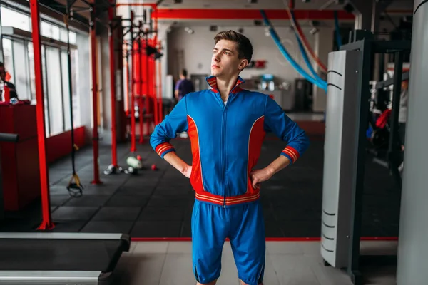 弱瘦的男子穿着运动服在健身房 — 图库照片