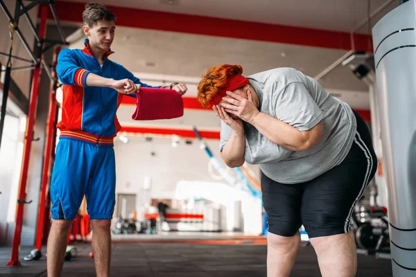 Instructor Obligando Mujer Gorda Hacer Ejercicio Entrenamiento Duro Gimnasio — Foto de Stock