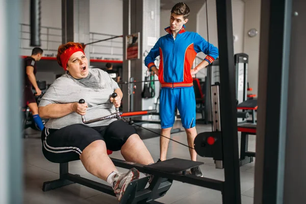 Instruktör Tvingar Fet Kvinna Till Arbete Träningsmaskin Hårt Träningspass Gymmet — Stockfoto