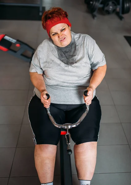 Fet Svettig Kvinna Använder Träningsmaskin Gymmet — Stockfoto