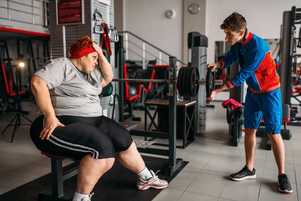 Mulher Gorda Após Exercício Duro Com Barbell Treinamento Com Instrutor — Fotografia de Stock