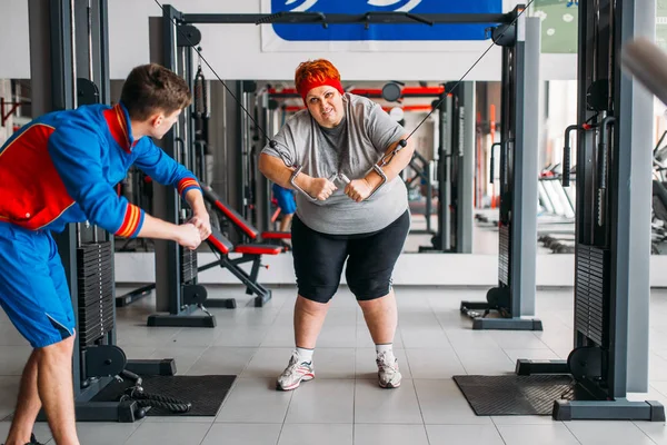 Şişman Kadın Spor Salonunda Egzersiz Makinesi Öğretim Üyesi Ile Eğitim — Stok fotoğraf