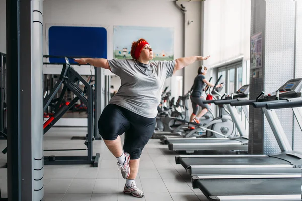 Donna Grassa Che Esercizio Equilibrio Palestra — Foto Stock