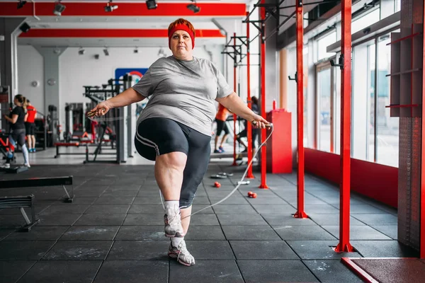 Fet Svettig Kvinna Hålla Hoppa Med Rep Gymmet — Stockfoto