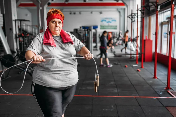 Grasso Sudaticcio Donna Tenuta Saltando Con Corda Palestra — Foto Stock