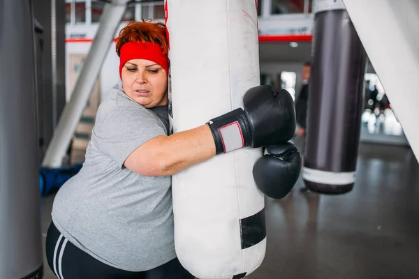 Mujer Gorda Guantes Boxeo Con Saco Boxeo Entrenamiento Gimnasio —  Fotos de Stock