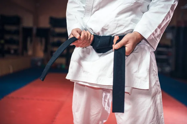 Kämpfer Weißen Kimono Mit Schwarzem Gürtel Karatetraining Fitnessstudio — Stockfoto