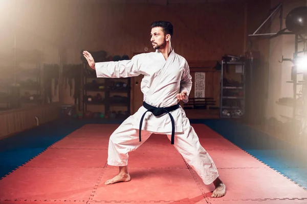 Fighter Vit Kimono Med Svart Bälte Karate Träning Gym — Stockfoto