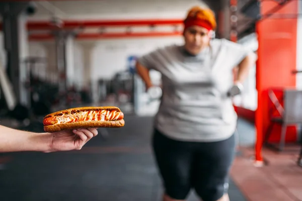 Trainer Mit Hotdog Der Hand Zwingt Dicke Frau Sport Motivation — Stockfoto