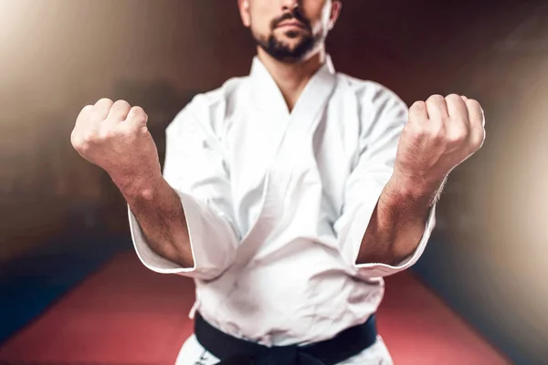 Petarung Dalam Kimono Putih Dengan Sabuk Hitam Latihan Karate Olahraga — Stok Foto