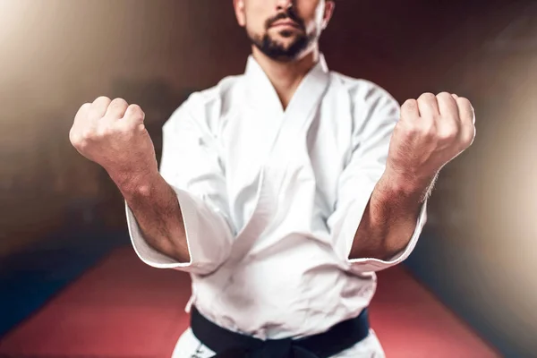 Kämpfer Weißen Kimono Mit Schwarzem Gürtel Karatetraining Fitnessstudio — Stockfoto