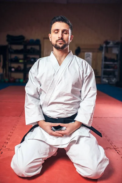 Kämpferin Weißen Kimono Meditiert Yoga Pose — Stockfoto