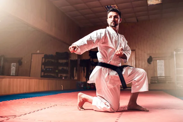 Myśliwiec Białe Kimono Czarnym Pasem Karate Trening Siłowni — Zdjęcie stockowe