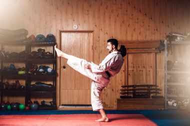 siyah kemer, karate salonunda eğitim ile beyaz kimono dövüşçü