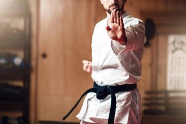 siyah kemer, karate salonunda eğitim ile beyaz kimono dövüşçü