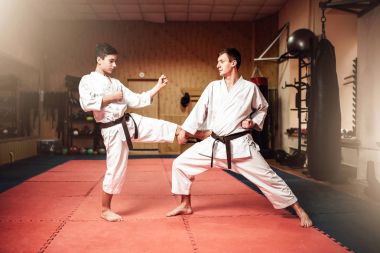 Beyaz kimono ve siyah bantlar, dövüş sanatları karate yüksek lisans eğitim salonunda mücadele