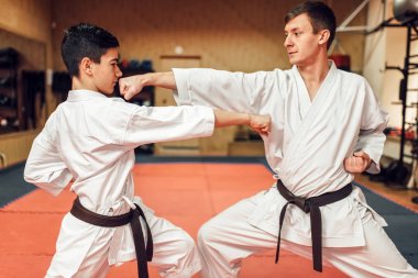 Beyaz kimono ve siyah bantlar, dövüş sanatları karate yüksek lisans eğitim salonunda mücadele