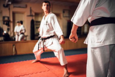 Beyaz kimono ve siyah bantlar, dövüş sanatları karate yüksek lisans eğitim salonunda mücadele