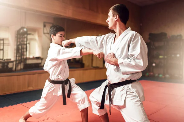 Kampsport Karate Mästare Vit Kimono Och Svarta Bälten Bekämpa Utbildning — Stockfoto