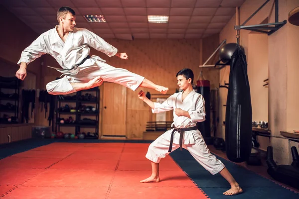 Harcművészetek Karate Mester Fekete Fehér Dzsúdóruhát Harc Képzés Edzőteremben Rúgás — Stock Fotó