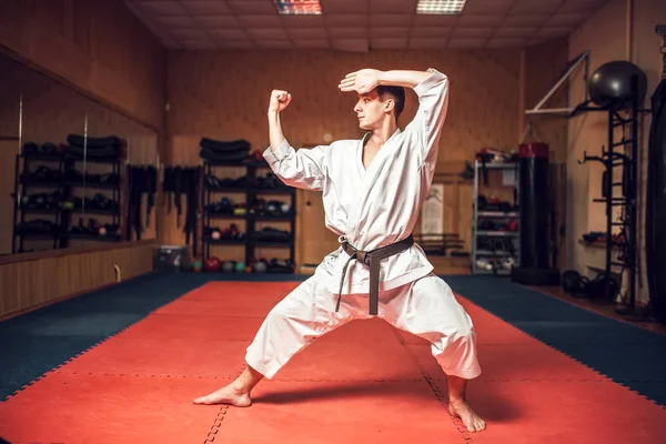 Kämpfer Weißen Kimono Mit Schwarzem Gürtel Karatetraining Fitnessstudio — Stockfoto