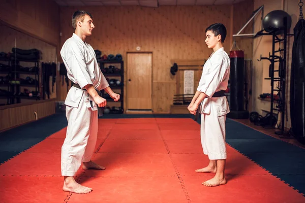 Sztuki Walki Karate Masters Białe Kimono Czarne Pasy Walki Treningu — Zdjęcie stockowe