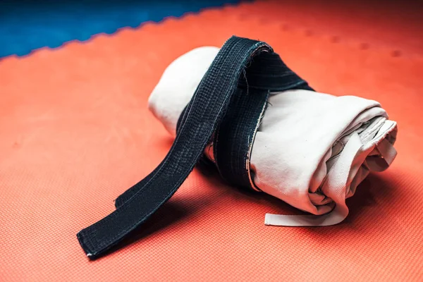 Martial Arts Fehér Kimonó Fekete Övet Vértes — Stock Fotó